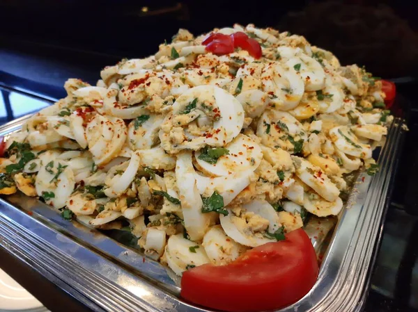 Lezzetli ve soslu yumurta salatası