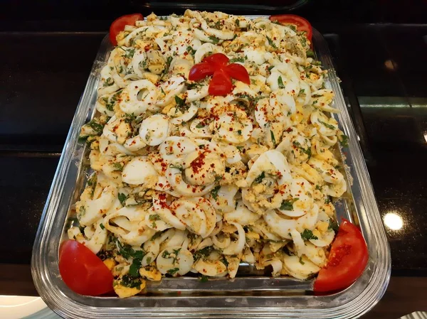 Lezzetli ve soslu yumurta salatası