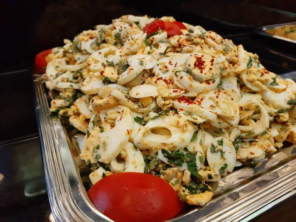 Lezzetli ve soslu yumurta salatası