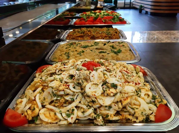 Lezzetli ve soslu yumurta salatası