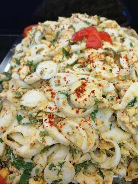 Lezzetli ve soslu yumurta salatası