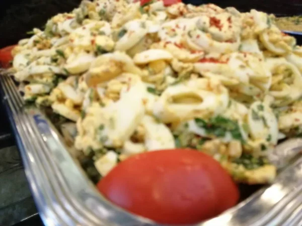 Lezzetli ve soslu yumurta salatası