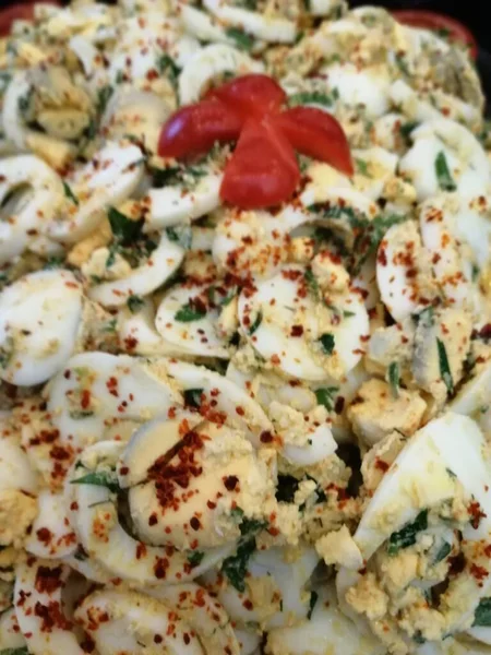 Lezzetli ve soslu yumurta salatası