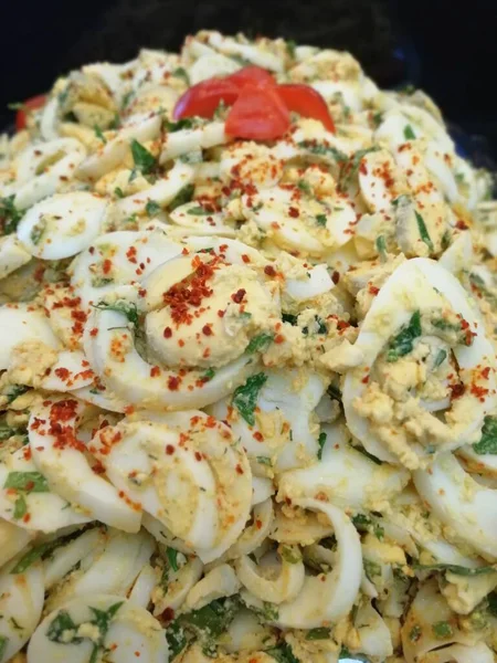 Lezzetli ve soslu yumurta salatası