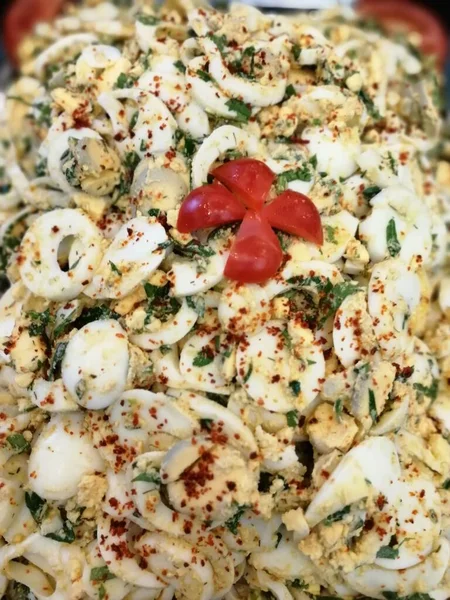 Lezzetli ve soslu yumurta salatası