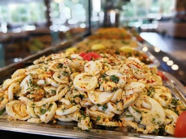 Lezzetli ve soslu yumurta salatası