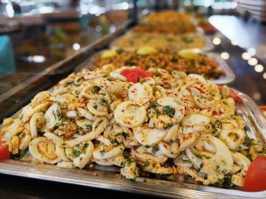 Lezzetli ve soslu yumurta salatası