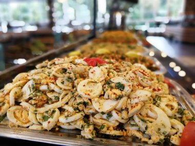 Lezzetli ve soslu yumurta salatası