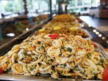 Lezzetli ve soslu yumurta salatası