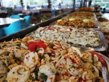 Lezzetli ve soslu yumurta salatası