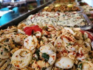 Lezzetli ve soslu yumurta salatası