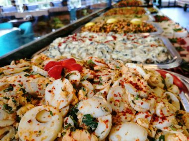 Lezzetli ve soslu yumurta salatası