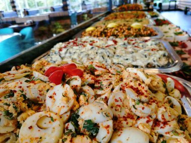 Lezzetli ve soslu yumurta salatası