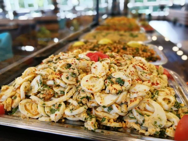 Lezzetli ve soslu yumurta salatası