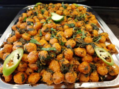 Tabakta Türk ekşi köftesi