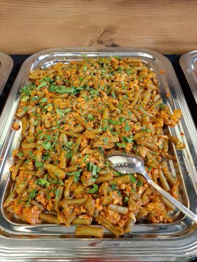 Lezzetli, baharatlı fasulye salatası servis tabağında