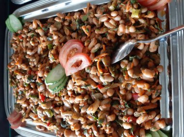 Lezzetli, baharatlı fasulye salatası servis tabağında