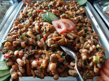 Lezzetli, baharatlı fasulye salatası servis tabağında