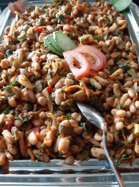 Lezzetli, baharatlı fasulye salatası servis tabağında