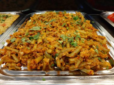 Lezzetli, baharatlı fasulye salatası servis tabağında