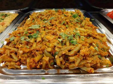 Lezzetli, baharatlı fasulye salatası servis tabağında