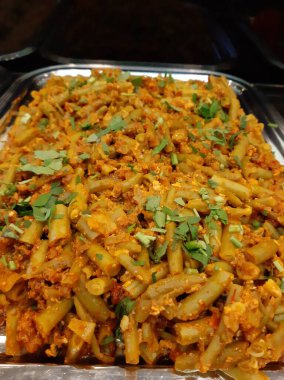 Lezzetli, baharatlı fasulye salatası servis tabağında