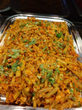 Lezzetli, baharatlı fasulye salatası servis tabağında