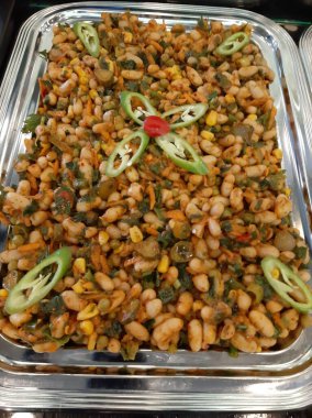 Lezzetli, baharatlı fasulye salatası servis tabağında