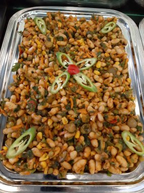 Lezzetli, baharatlı fasulye salatası servis tabağında