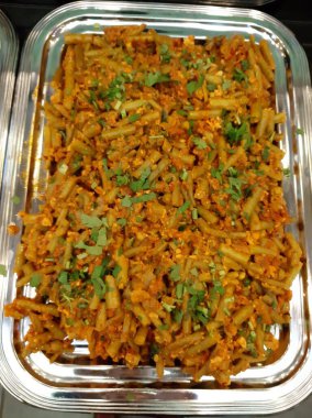 Lezzetli, baharatlı fasulye salatası servis tabağında