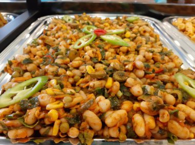 Lezzetli, baharatlı fasulye salatası servis tabağında