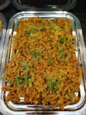 Lezzetli, baharatlı fasulye salatası servis tabağında