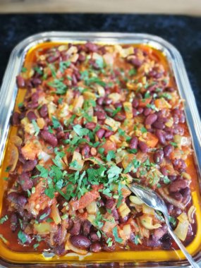 Lezzetli, baharatlı fasulye salatası servis tabağında