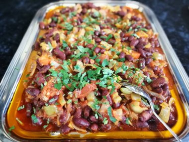 Lezzetli, baharatlı fasulye salatası servis tabağında