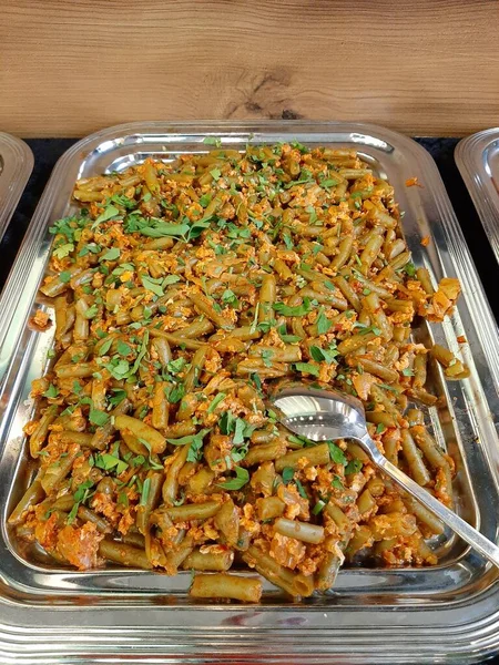 Lezzetli, baharatlı fasulye salatası servis tabağında