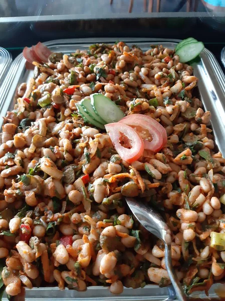 Lezzetli, baharatlı fasulye salatası servis tabağında