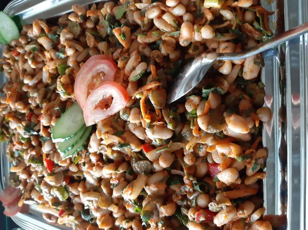 Lezzetli, baharatlı fasulye salatası servis tabağında