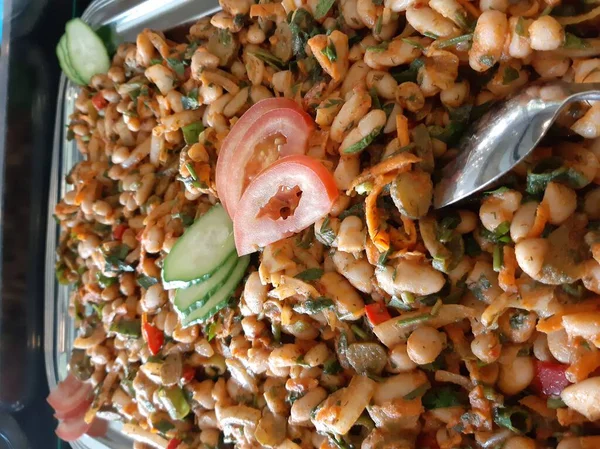 Lezzetli, baharatlı fasulye salatası servis tabağında