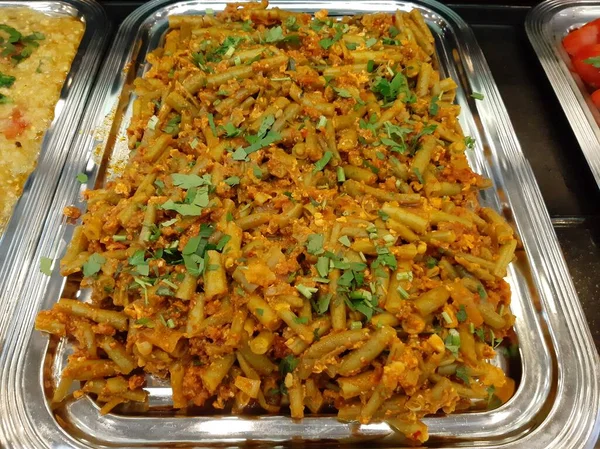 Lezzetli, baharatlı fasulye salatası servis tabağında