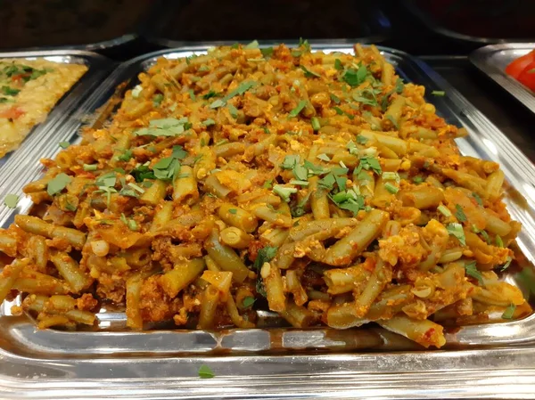 Lezzetli, baharatlı fasulye salatası servis tabağında