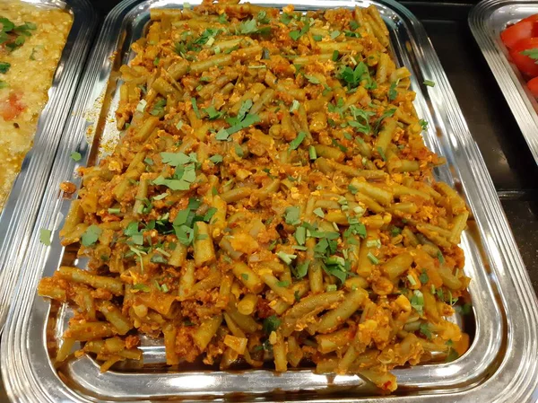 Lezzetli, baharatlı fasulye salatası servis tabağında