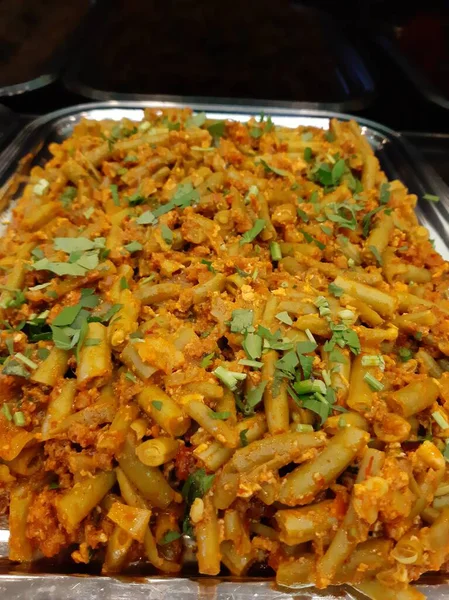 Lezzetli, baharatlı fasulye salatası servis tabağında