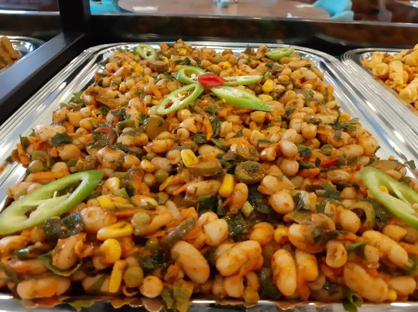 Lezzetli, baharatlı fasulye salatası servis tabağında