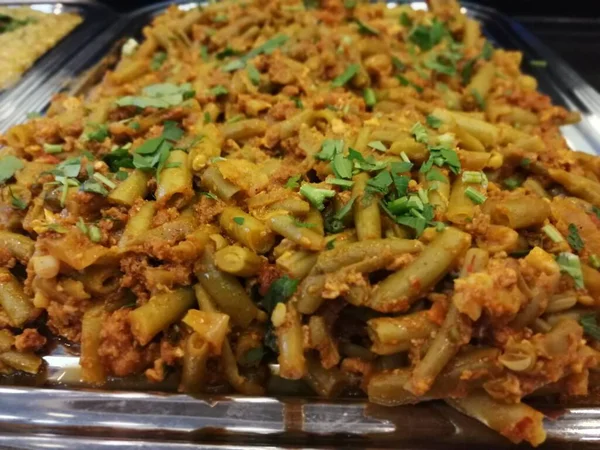 Lezzetli, baharatlı fasulye salatası servis tabağında