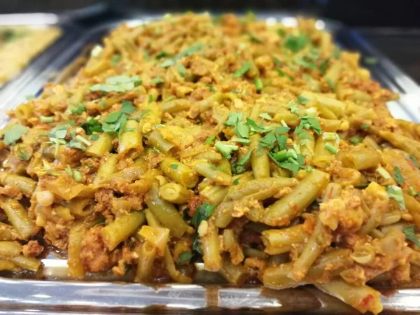 Lezzetli, baharatlı fasulye salatası servis tabağında