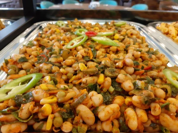 Lezzetli, baharatlı fasulye salatası servis tabağında