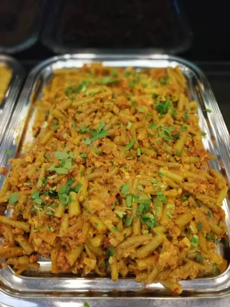 Lezzetli, baharatlı fasulye salatası servis tabağında