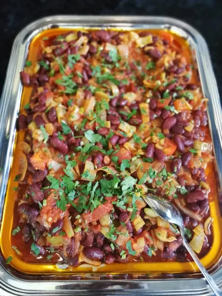 Lezzetli, baharatlı fasulye salatası servis tabağında