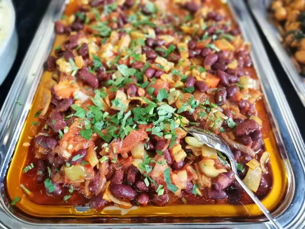 Lezzetli, baharatlı fasulye salatası servis tabağında