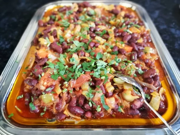 Lezzetli, baharatlı fasulye salatası servis tabağında